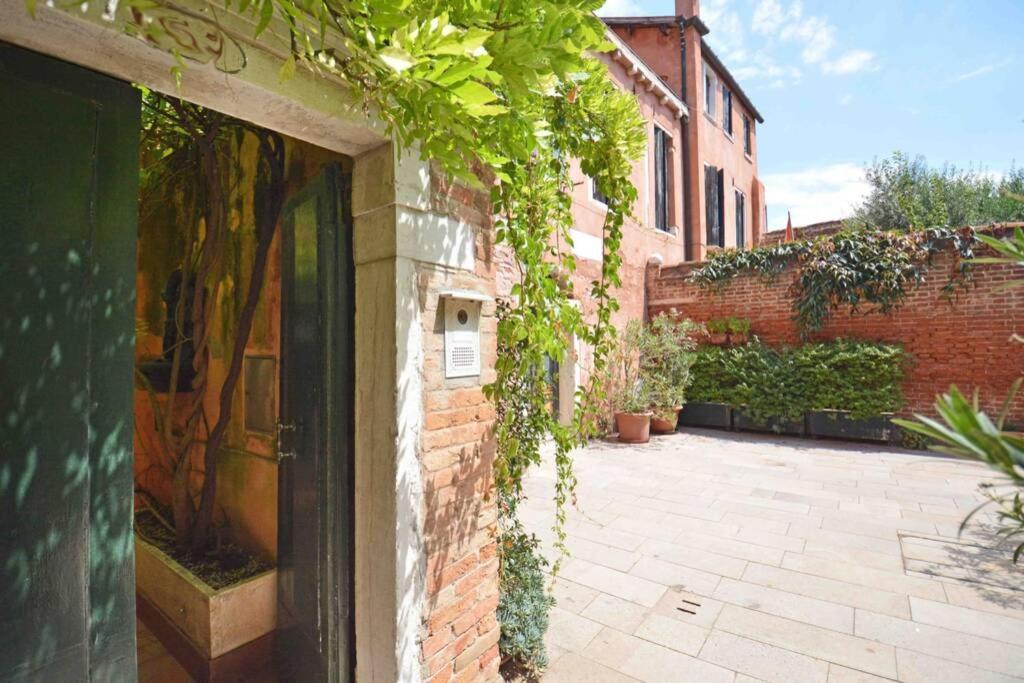 Zattere Cottage Close To Guggenheim Венеция Экстерьер фото